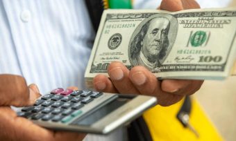 El Gobierno oficializó la aplicación del impuesto PAÍS para el dólar importador