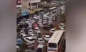 Tras la prohibición de hacer fila en automóvil sobre el puente internacional, las calles de Encarnación son un caos