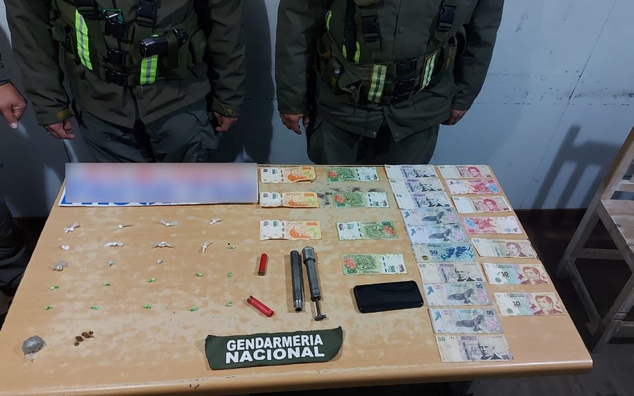 Gendarmería secuestró estupefacientes y celulares en dos procedimientos.