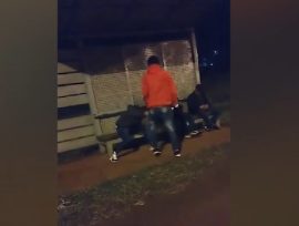 Un joven violento ataca a otro sin motivos cuando esperaba el colectivo