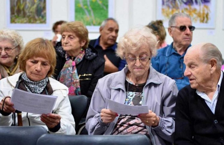 Jubilados recibirán un bono de $55.000 en enero y quedan suspend créditos de Anses