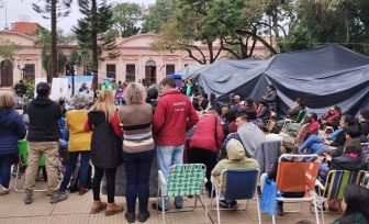 Los docentes se reúnen a dialogar con el gobierno, pero el paro continua hasta que se llegue al acuerdo salarial