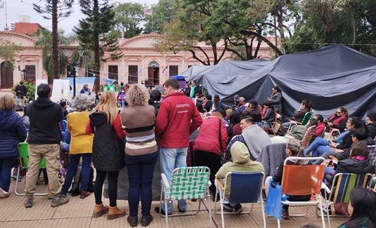 Los docentes se reúnen a dialogar con el gobierno, pero el paro continua hasta que se llegue al acuerdo salarial
