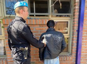 Entro a local a robar, no pudo salir y se quedó dormido, la policía lo despertó para llevárselo detenido