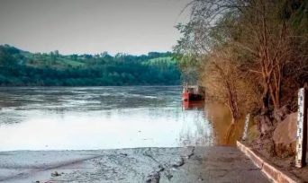 Evalúan suspender servicio de balsa en El Soberbio, el río creció aproximadamente 7.47 metros