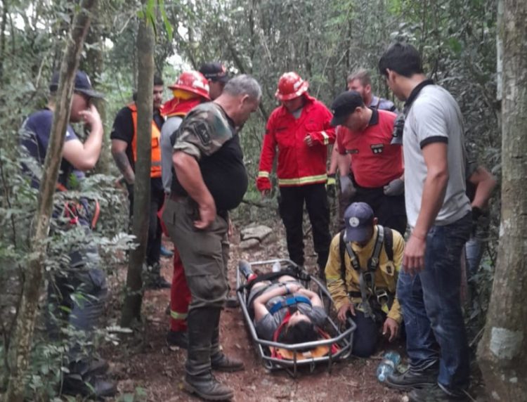 Bomberos de la Policía rescataron a una turista en el Salto “La Olla” de A. del Valle