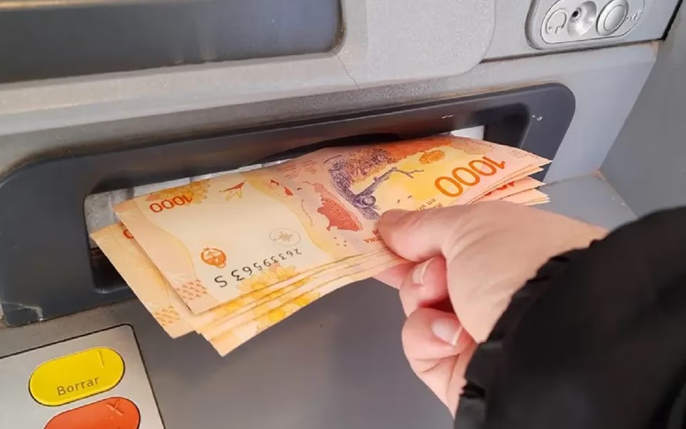 Tras la devaluación dos gremios lograron aumentos y un súper bono de $100.000