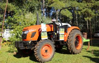 Productores de General Roca recibieron insumos y maquinarias para fortalecer sus producciones