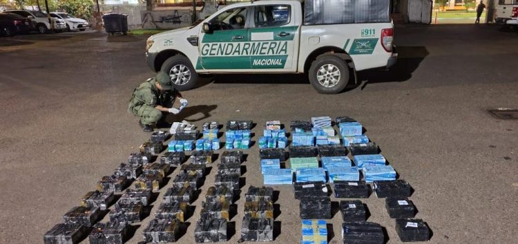 Chofer de micro escondía en doble fondo teléfonos Iphone y más de 1.500 baterías de celular