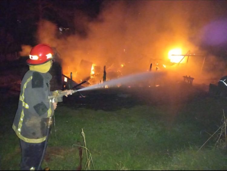 Una vivienda que también funcionaba como merendero se incendio por completo en Oberá