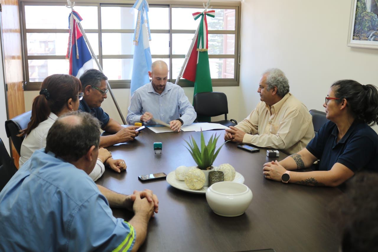 El intendente de Oberá se reunió con los representantes gremiales de ATE Y UPCN y acordaron un aumento del 30%