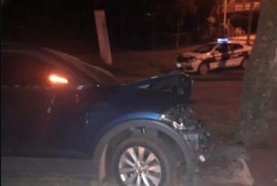 Un auto despistó y chocó contra un árbol en Montecarlo