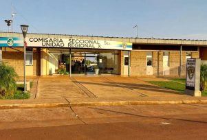 Separaron de la fuerza a dos policías por sacar  la caja de sonido de un auto secuestrado, fueron filmados