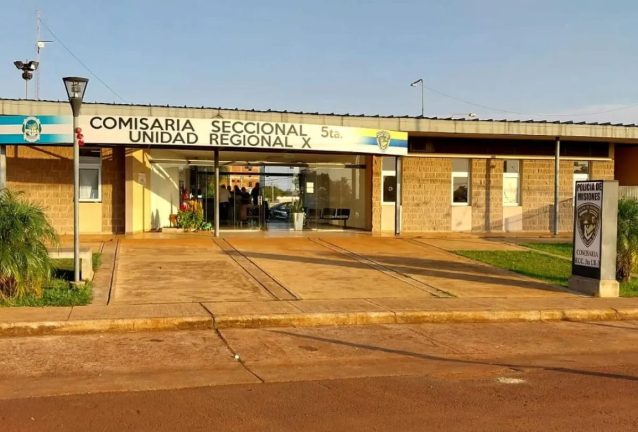 Separaron de la fuerza a dos policías por sacar  la caja de sonido de un auto secuestrado, fueron filmados