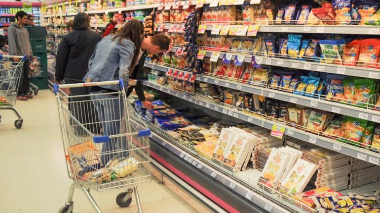 Canasta básica subió 7,1% en julio: una familia tipo necesitó casi $249.000 para no ser pobre