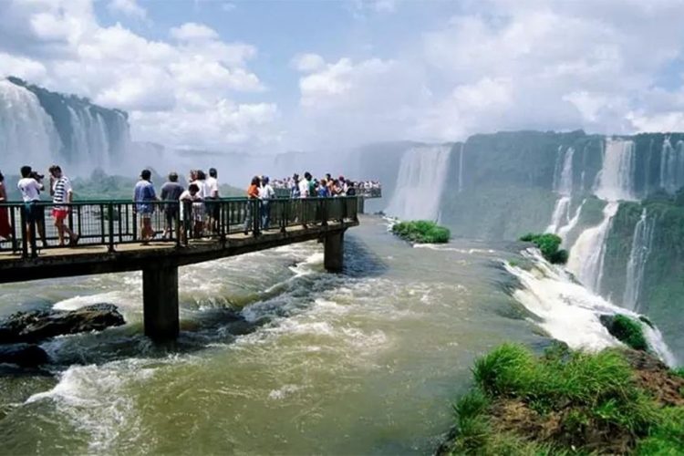 Cataratas del Iguazú: Herrera Ahuad y otros funcionarios recibirán este martes al turista un millón