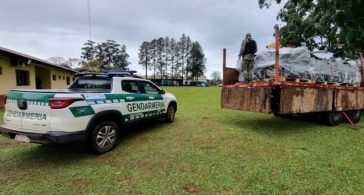Un conductor de un camión cargado con cables de alta tensión abandono el vehículo al ver un control