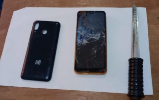 La policía detuvo a un hombre que habría  intentado atacar a su pareja con un cuchillo