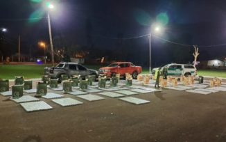 Contrabandistas de cigarrillos atropellaron móvil de Gendarmería en Jardín América