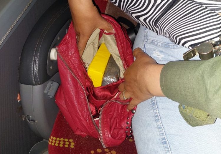 Una mujer fue arrestada con 4 paquetes de cocaína, en un colectivo de larga distancia que salió de Posadas