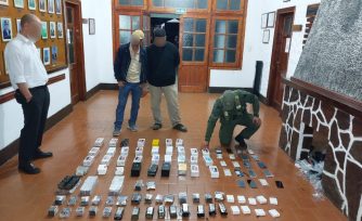 Llevaba más de 50 celulares y 600 baterías en la cabina