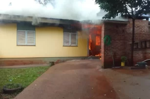 JARDIN AMERICA: Una vela ocasiono el incendio de una vivienda y la familia perdió casi todas sus cosas