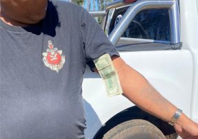 Un hombre armado escondía entra sus ropas u$s 17.000 dólares y $ 300.000 en efectivo