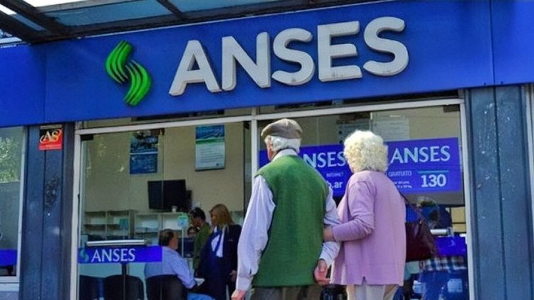 Desde septiembre, los jubilados cobrarán un 23 % más y bonos mensuales