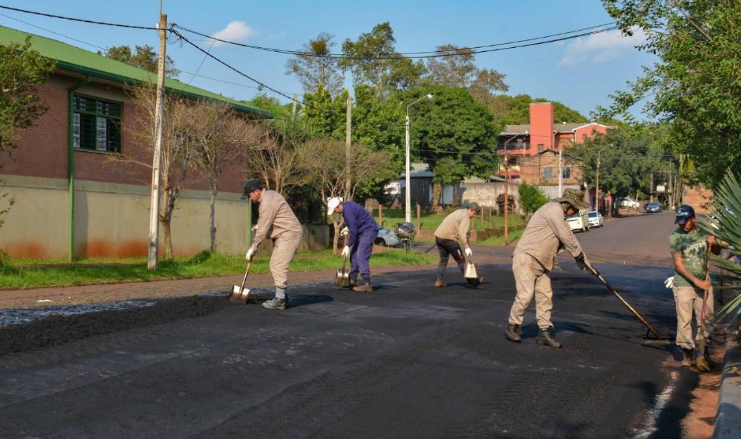 OBERÁ: Pavimento sobre empedrado en calle Bárbaro- circular con precaución-