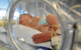 El bebé hallado en una letrina en San Vicente, se recupero y le darán el alta pronto mientras se resuelve lo judicial