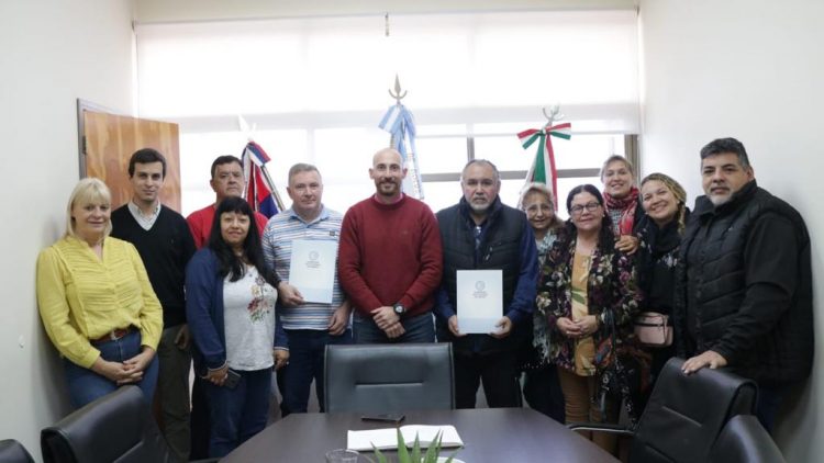 OBERÁ: Firma de Actas de Padrinazgo al Barrio Londin de un espacio para actividades recreativas