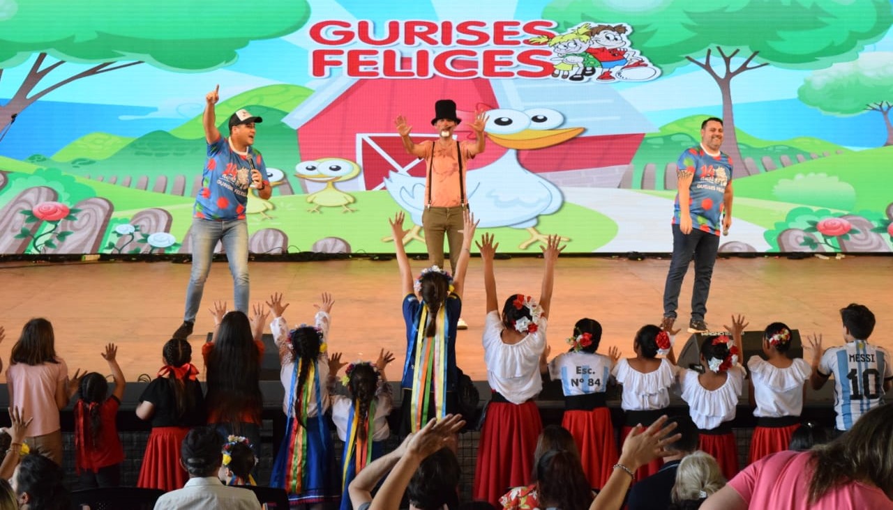 Gurises cantó y bailó junto a la niñez de todas las naciones