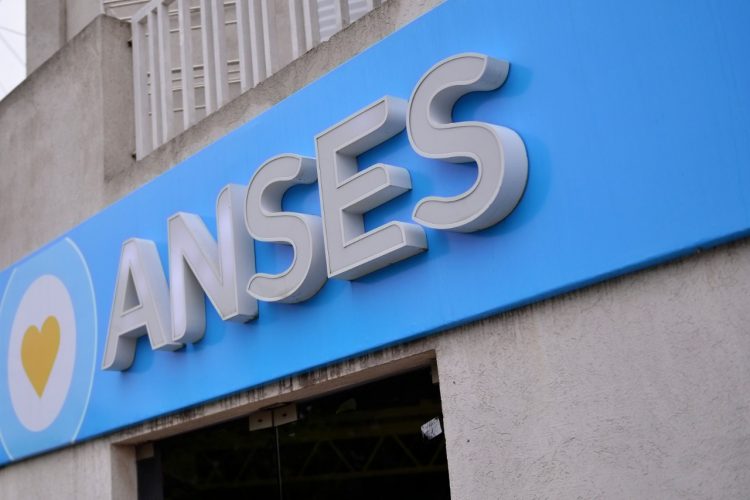 Aumentarán un 27,18% las asignaciones familiares y universales