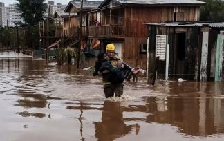 Se elevó a 37 el número de muertos al paso de un ciclón por el sur de Brasil