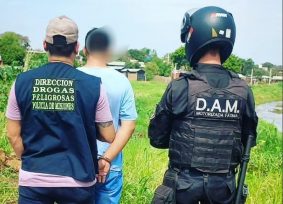 Para no ser arrestado intentó deshacerse de drogas que tendría para la venta y terminó preso