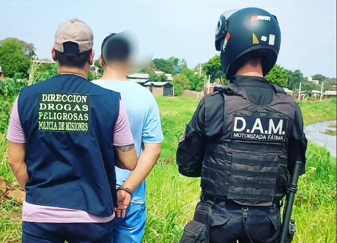 Para no ser arrestado intentó deshacerse de drogas que tendría para la venta y terminó preso