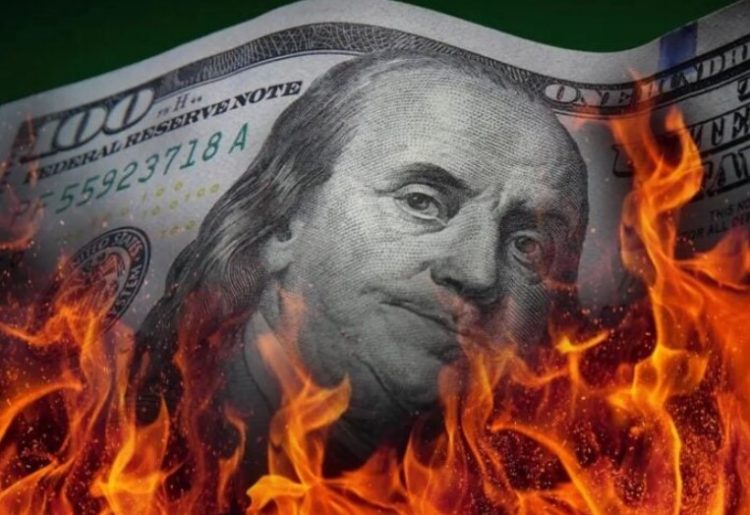 El dólar blue cotiza a un doloroso $1.025, en un contexto de incertidumbre política y económica