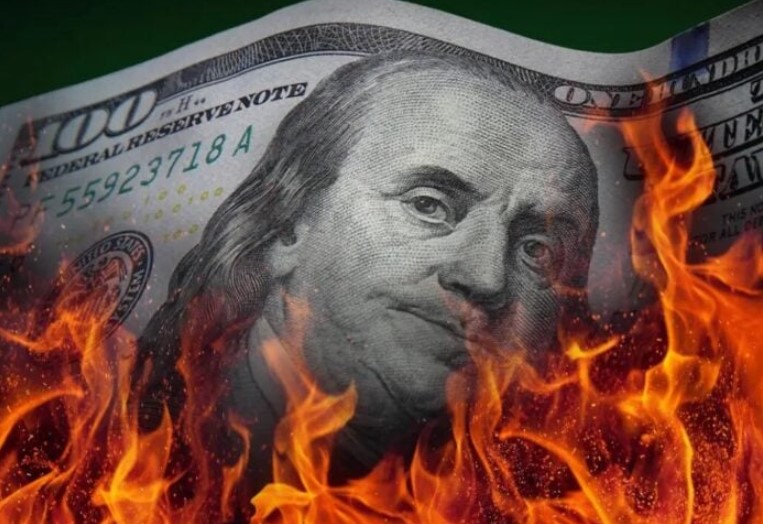 El dólar blue cotiza a un doloroso $1.025, en un contexto de incertidumbre política y económica