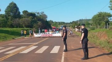 Los padres de los alumnos de la Escuela Provincial 876 n Pozo Azul cortan la ruta provincial 17