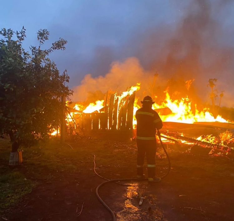Incendio registrado en una fábrica obereña, consumió totalmente su estructura