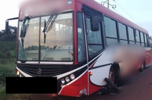 Motociclista de 18 años murió tras chocar contra un colectivo en Comandante Andresito