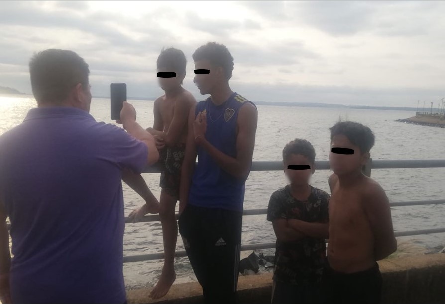 Pescadores paraguayos rescatan a custro niños posadeños arrastrados por el río