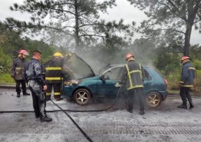 Bomberos de Oberá lograron sofocar el incendio de un automóvil