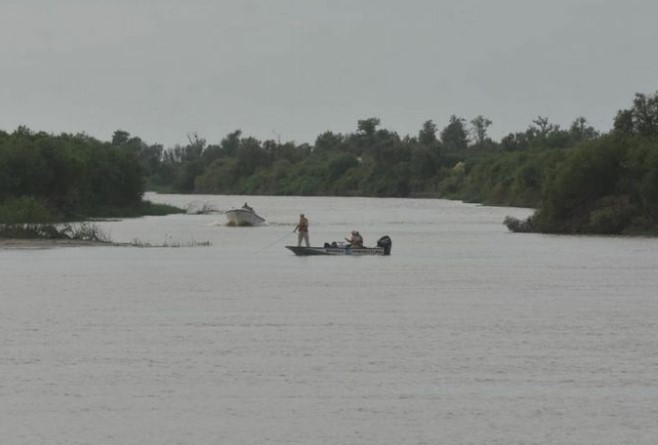 Buscan a pescador paraguayo que cayó al río Paraná en Iguazú