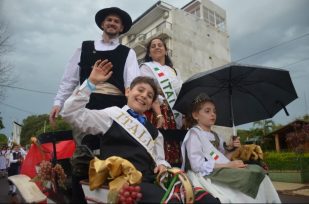 Con el desfile inaugural y el acto protocolar dio inicio la 43a edición de la Fiesta Nacional del Inmigrante