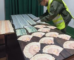 Viajaba con dólares, guaraníes y pesos sin poder justificar su procedencia