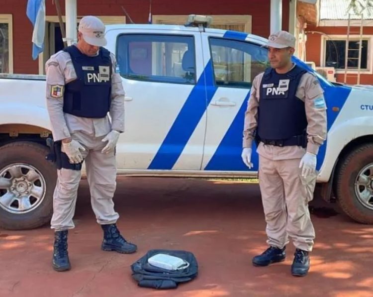 Prefectura Naval Argentina secuestro una mochila con un ladrillo de cocaína en Puerto Libertad