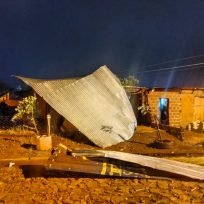 La fuerte tormenta en la noche del lunes, afecto a varias familias dejando sin techo e inundaciones