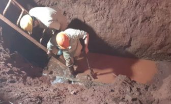 Servicio de Agua Potable: Trabajan para reparar una nueva avería detectada en calle Tierra del Fuego y Piedra buena en Oberá