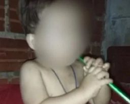 IGUAZÚ: Se viralizó un video indignante de un bebé fumando, se abrió una investigación